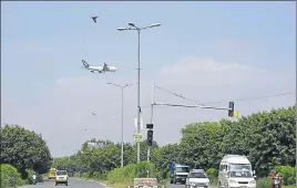  ?? VIPIN KUMAR/HT ?? A plane flies low over Dwarka, following its descent to land at Delhi’s IGI airport. Pilots of two planes on Sunday reported they saw ‘dronelike’ object flying near Dwarka Sector 23.