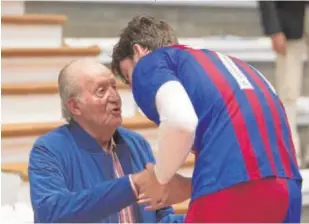  ?? // EP ?? Pablo Urdangarin saluda a su abuelo Don Juan Carlos al final del partido