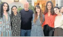  ?? GETTY ?? Con su mujer, Emma Heming, tres de sus hijas y su ex, Demi Moore.