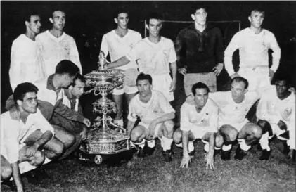  ??  ?? El Madrid, tras ganar la final del Carranza al Barça (4-3) en 1959. En la imagen, a la derecha del trofeo, posan agachados Puskas, Gento, Di Stéfano y Didí.