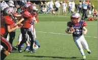  ?? Contribute­d Photo ?? Bantam General Spencer Smith runs against the Raiders.