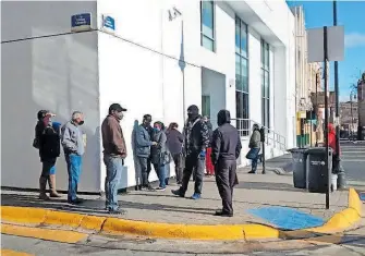  ?? / CHRISTIAN BAEZA ?? la gente tuvo que hacer fila por un par de horas para poder ingresar a realizar sus trámites.