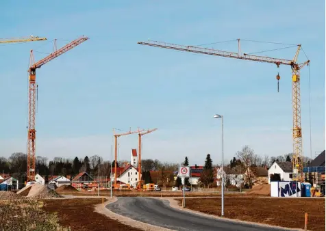  ?? Archivfoto: Sybille Heidemeyer ?? Bilder wie dieses vom Baugebiet Süd V – es entstand vor etwa zwei Jahren – werden auch in den nächsten Jahren das Bild von Obermeitin­gen prägen. Die Nachfrage nach Bau land ist ungebroche­n.