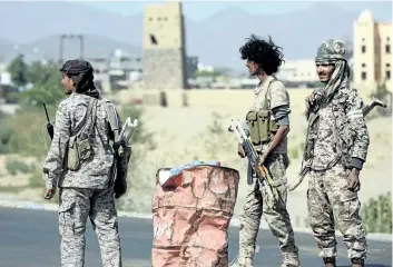  ?? ABDULLAH AL- QADRY/ GETTY IMAGES ?? Yemeni tribesmen from the Popular Resistance Committees, loyal to Saudi- backed President Abed Rabbo Mansour Hadi, are seen at a makeshift security checkpoint along a desert road in the Beihan district in Shabwa province, Yemen, on Monday.