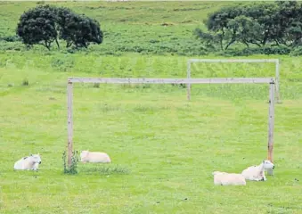  ?? FOTO: XAVIER BOSCH ?? Paseando por la escocesa isla de Skye, nos pusimos a filosofar sobre lo que más nos gusta del fútbol