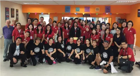  ??  ?? Principal of SEGi College Sarawak Doreen D’orville (centre) during a photo-call with students at the launch.