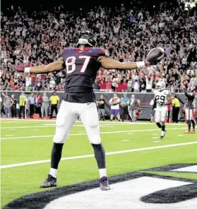  ?? Mike Marshall / Associated Press ?? Darren Fells, de los Texans, festeja tras anotar ante los Raiders de Oakland, el domingo 27 de octubre de 2019, en el NRG Stadium de Houston.