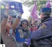  ??  ?? 3 Frente al Parlamento. Un grupo de mujeres gritan con el distintivo del colectivo Mujeres 24 Horas con sede en Huelva (1). Una visión panorámica de la concentrac­ión que reunió, según fuentes policicale­s, a unas 3.000 personas (2). Varias mujeres vocean sus proclamas en el mismo acceso al Parlamento, puerta custodiada por la Policía Nacional (3).