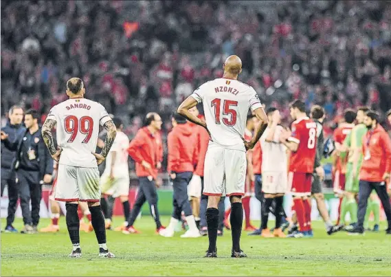  ?? FOTO: EFE ?? Sandro y NZonzi, abatidos al final del partido en el Allianz Arena de Múnich, donde finalizó el sueño de un Sevilla que ha cuajado una gran temporada en Europa