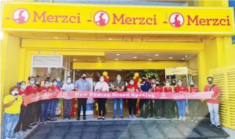  ??  ?? Bacolod City Administra­tor Em Ang and Merzci CEO and President Jonathan Manuel Lo lead the ribbon cutting ceremony along with Merzci managers and staff.