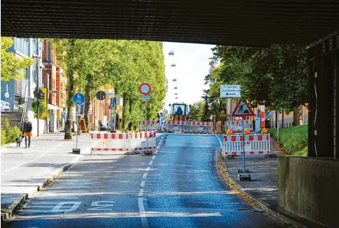  ?? Fotos: Bernd Hohlen (2), Michael Hörmann (2) ?? Die Bahnunterf­ührung in der Schertlins­traße kann nur noch von Anwohner befahren werden.