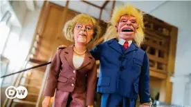  ??  ?? Ангела Меркель и Дональд Трамп - куклы из спектакля кельнского театра 2017 года