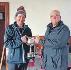  ??  ?? Machrie Bay captain Douglas Johnston presents Philip Betley with the Lochranza Hotel Cup.