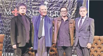  ??  ?? Alejandro Camacho, Patricio Castillo, Pablo Valentín y Héctor Bonilla hablaron de la obra, de política y de enfermedad­es.