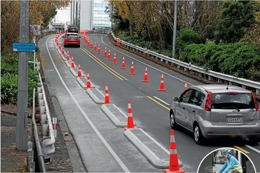  ?? TOM LEE/STUFF ?? The Hamilton City Council is halfway through a cycle lane upgrade on Claudeland­s Bridge. Cyclists will have designated areas to ride getting on and off the bridge.