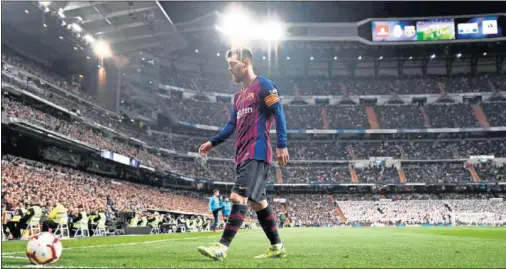  ??  ?? ALGO TOCADO. El esfuerzo de Sevilla y los dos partidos del Bernabéu han hecho mella en Messi, que está algo cargado en el abductor derecho.