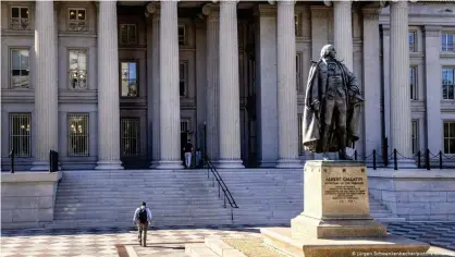  ??  ?? Vista del edificio del Departamen­to del Tesoro de los EE.UU. en Washington.(Foto tomada el 25.9.2019).