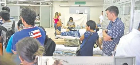  ??  ?? En Urgencias del Hospital Central del IPS, los cuerpos de los fallecidos se trasladan a la morgue entre los pacientes.