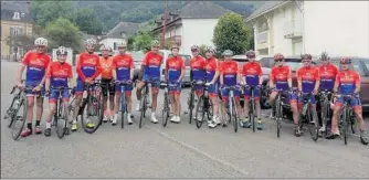  ?? Crédit photo LL//32 ?? Les cyclistes rassemblés pour la photo souvenir de cette première sortie vélo de l’année 2020