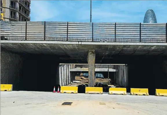  ?? XAVIER GÓMEZ ?? El parón en la plaza. Este verano, a diferencia del anterior, no avanzará la ejecución de los trabajos de los túneles viarios