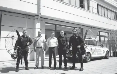  ?? Foto: Rathaus Marbella ?? Polizisten mit den Rucksackmo­toren vor dem Revier der Ortspolize­i.