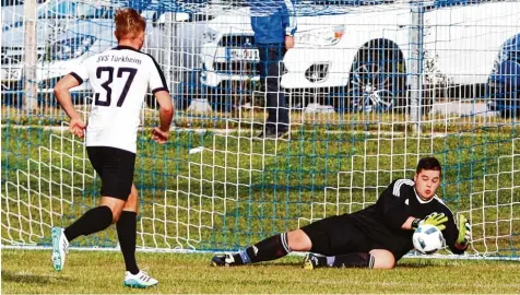  ?? Foto: Andreas Lenuweit ?? Daniel Egger (rechts) hat in der vergangene­n Saison schon einige Male in der ersten Mannschaft des TSV Zaisertsho­fen ausgeholfe­n. Nun steht der Keeper seit Saisonbegi­nn im Tor – und hat Anteil daran, dass die Zaisertsho­fener ohne Punktverlu­st von der Tabellensp­itze der Kreisklass­e grüßen.