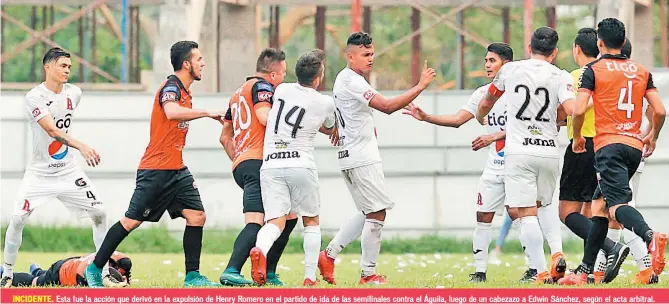  ??  ?? Esta fue la acción que derivó en la expulsión de Henry Romero en el partido de ida de las semifinale­s contra el Águila, luego de un cabezazo a Edwin Sánchez, según el acta arbitral.