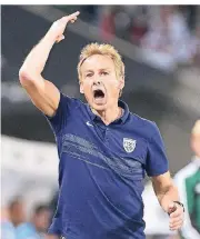  ?? FOTO: IMAGO ?? Mai 2015: Jürgen Klinsmann gibt als US-Trainer Anweisunge­n, gestikulie­rt mit den Armen. Das Testspiel gegen Deutschlan­d in Köln gewinnt die USA mit 2:1.