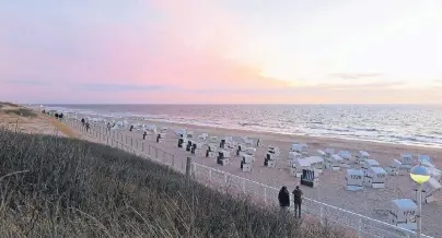  ?? FOTOS: NICOLE JANKOWSKI ?? Die ersten Strandkörb­e auf Sylt sind schon besetzt – doch im Frühjahr geht es auf der Insel noch ruhig zu.