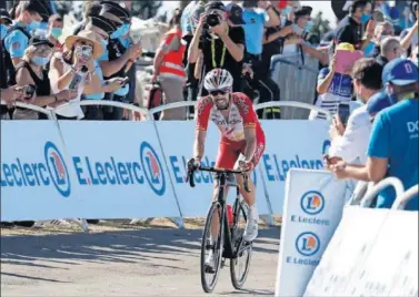  ??  ?? Jesús Herrada, en su llegada a Mont Aigoual como segundo clasificad­o, superado por Lutsenko.