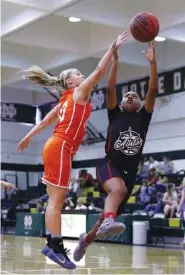  ??  ?? Georgia’s Amaya Harrington, right, shoots around Tennessee’s Jacobi Lynn on Tuesday.