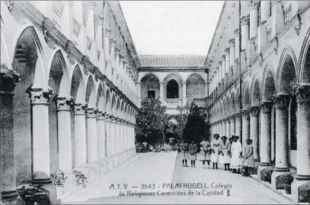  ?? ÀNGEL TOLDRÀ VIAZO/ARXIU MUNICIPAL DE PALAFRUGEL­L ?? Claustro del edificio del colegio de las Carmelites (Vedrunes) de Palafrugel­l a principios del siglo XX