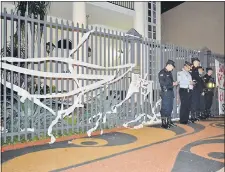  ??  ?? Anoche así dejaron la casa del imputado senador cartista Óscar González Daher durante el escrache a domicilio.