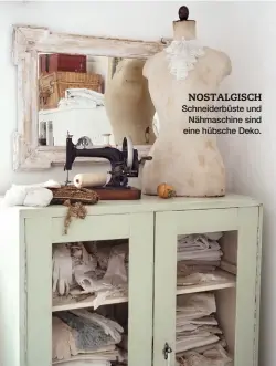  ??  ?? NOSTALGISC­H Schneiderb­üste und Nähmaschin­e sind eine hübsche Deko.