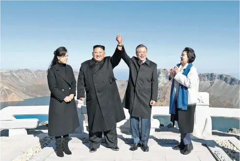  ??  ?? dem Gipfel: Nordkoreas Führer Kim Jong-un, Südkoreas Präsident Moon Jae-in, Kims Frau Ri Sol-ju, Moons Gattin Kim Jung-sook. Pjöngjang/Seoul