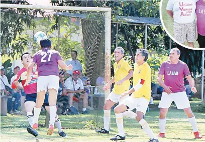  ?? ?? Justo en el momento del cabezazo de Luisín Ocaña para el segundo gol al vencer a Toño Monterde.
José Santiago y Manuel Bautista, cuerpo técnico