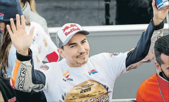  ?? ALBERTO SAIZ / AP ?? Jorge Lorenzo puso fin a sus 18 temporadas en el Mundial de motociclis­mo en Cheste con un 13.º puesto y numerosas muestras de cariño