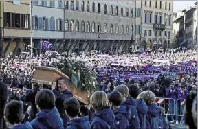  ??  ?? Des milliers de Florentins sont venus assister aux obsèques d’Astori, jeudi.