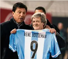  ?? — Reuters ?? Tricky right
winger: Rene Houseman (right), who played in the 1978 World Cup, holding a jersey next to his former teammate Daniel Passarella at the River Plate Stadium in Buenos Aires on June 25, 2013.