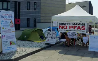  ??  ?? Gazebo e tende Il presidio permanente dei comitati «no Pfas» rimasto per cinque giorni davanti al palazzo di giustizia di Vicenza