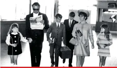  ??  ?? BO: Richard en Elizabeth daag in 1967 in Nice op. Die kinders is (van links) Maria Burton, hul aangenome dogter, en haar kinders uit vorige huwelike Michael en Christophe­r Wilding en Liza Todd. REGS: Elizabeth was agt keer getroud, waarvan twee keer...