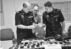  ??  ?? Stanley (left) and Nasrul Hadi (right) inspecting one of the seized items.