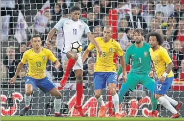  ??  ?? SIN GOLES. Brasil e Inglaterra empataron en Wembley en un aburrido encuentro.