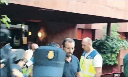  ?? MARTA RAMON / RAC1 ?? Sandro Rosell, durante un registro policial poco después de su detención