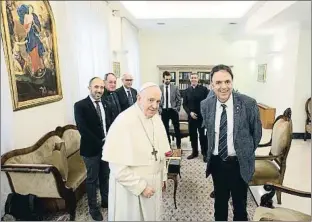  ?? PHOTO SERVICE - VATICAN MEDIA ?? El Papa junto a Valentí Junyent durante la visita de la delegación manresana