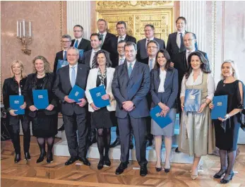  ?? FOTO: DPA ?? Gruppenbil­d mit Herr: Markus Söder (vorn) mit seiner neuen Ministerri­ege.