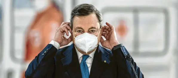  ?? Foto: Roberto Monaldo, dpa ?? Er gilt in Italien als politische Respektspe­rson: Mario Draghi, Ministerpr­äsident. Bei den Menschen steht er für Autorität und Glaubwürdi­gkeit.