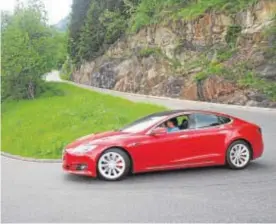  ??  ?? Un Tesla S por una carretera suiza