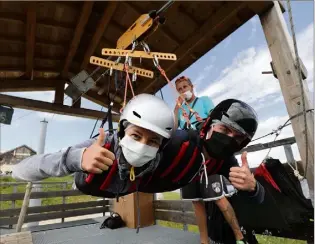  ?? (Photos Eric Ottino) ?? Une famille ch’ti prend son envol pour près de  kilomètres de tyrolienne.