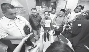  ??  ?? TINDAKAN TEGAS: Rahim (kiri) bersama Abdul Najal (tiga kiri) dan Zulfikar (dua kanan) semasa ditemui media sebaik selesai membuat laporan di pejabat SKMM kelmarin.